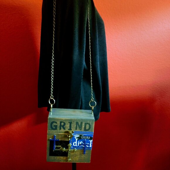Suenos de Saundra Upcycled, Rare Diesel Grind Cigar Box Purse - Picture 4 of 15